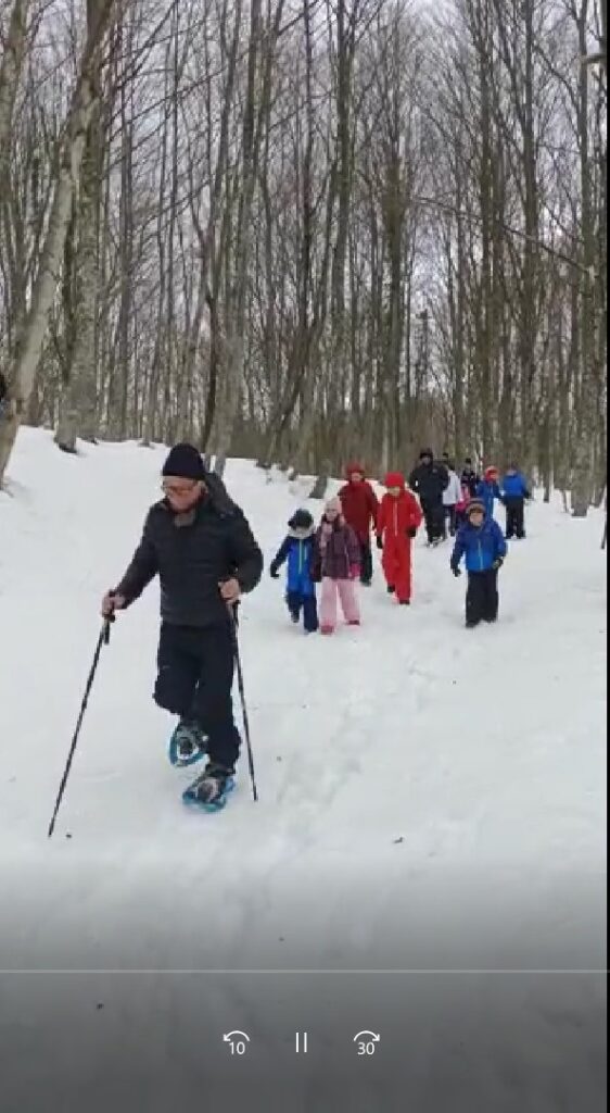 Dopo la giornata sul Sentiero della Pace, dello scorso 1 gennaio ci si è ritrovati domenica 5 febbraio con il gruppo Family Cai sulla neve.
Bambine e bambini si sono proprio divertiti, a proprio agio nella neve. Attorno al Rifugio Enrico Faiani tutti a rincorrersi e giocare in questa salutare giornata all’aria aperta. Grande il desiderio di Montagna, vissuta in sicurezza tranquillità, sotto l’occhio di adulti attenti a ogni eventualità.
Avere a disposizione un Rifugio nel bosco, affacciato verso le montagne, aiuta a vivere esperienze all’aria aperta con grande serenità.